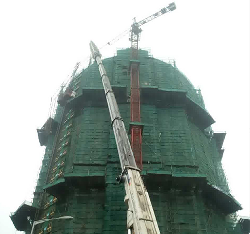 乌兰吊车在工地上作业